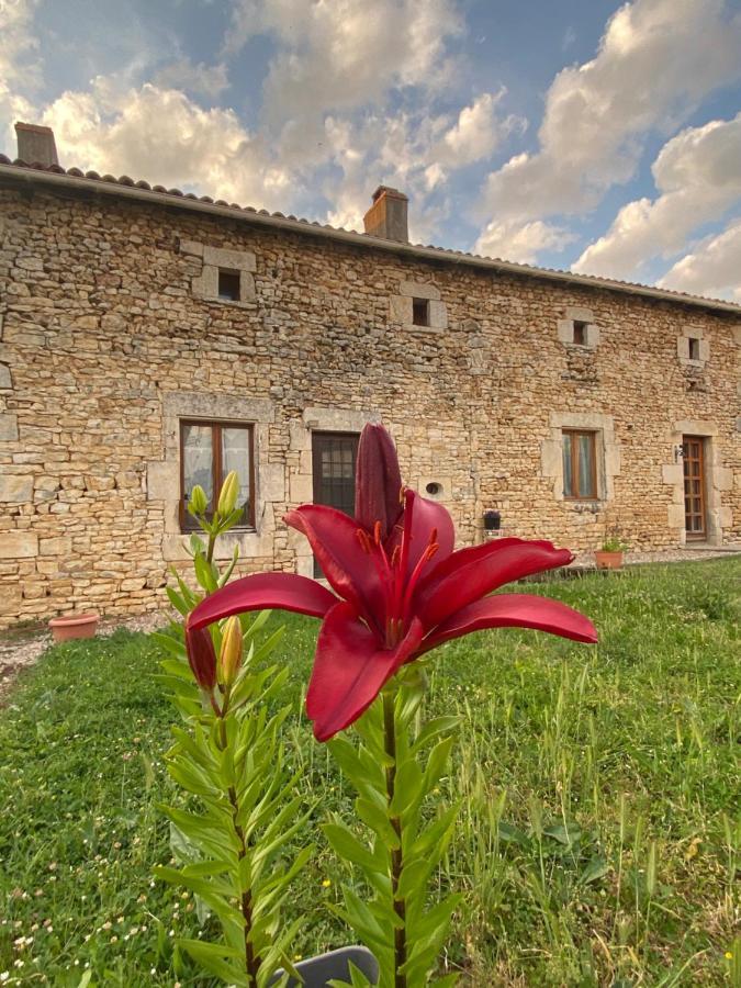 Le Papillon Villa Savigne Luaran gambar